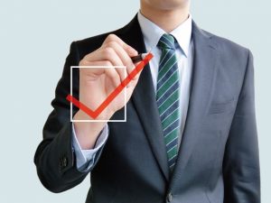 チェックする男性の画像